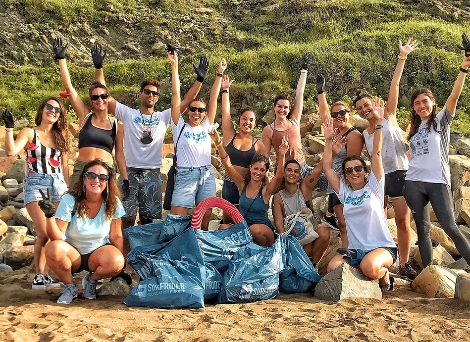 Team building medioambiental limpieza de playa